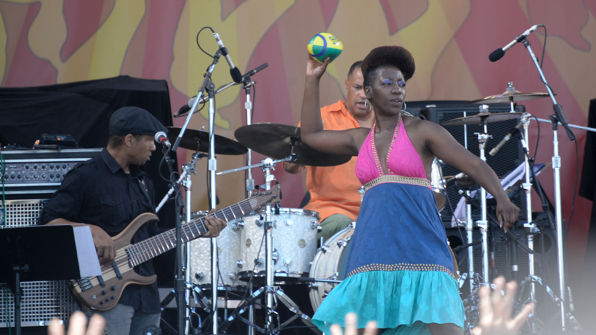 Back-up singer tosses Mardi Gras throw