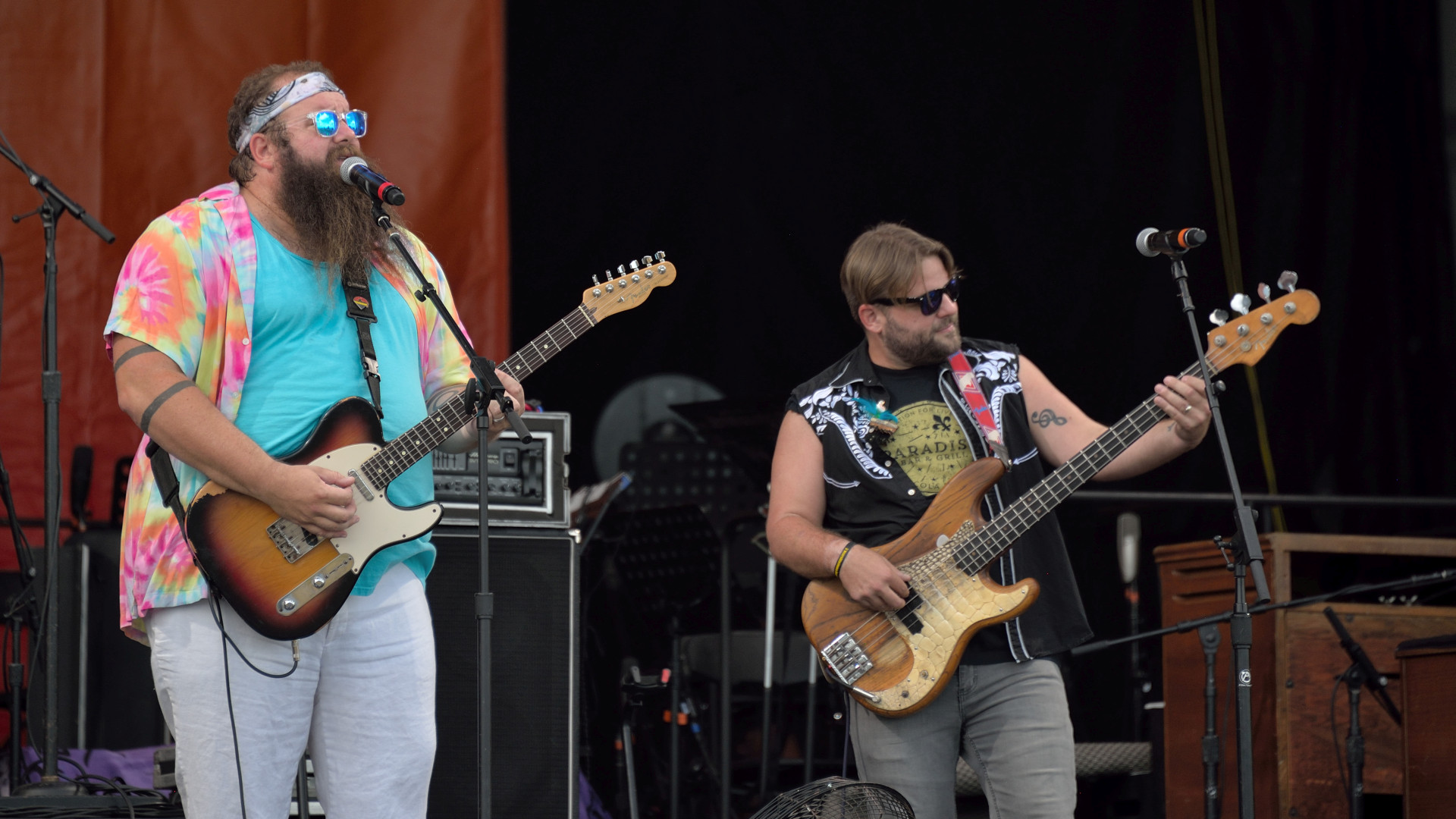 Johnny with Busta Gnutt (Dave Pomerleau) on bass and backing vocals